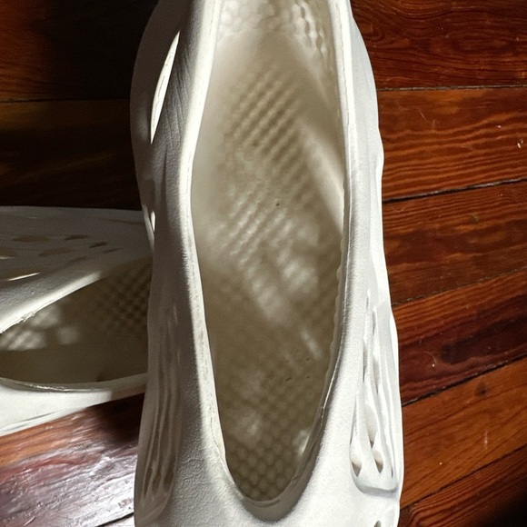 Men’s 11 Adidas Foam Runner Yeezy White Kanye West Slides Slip on Shoes Slippers - Picture 4 of 15